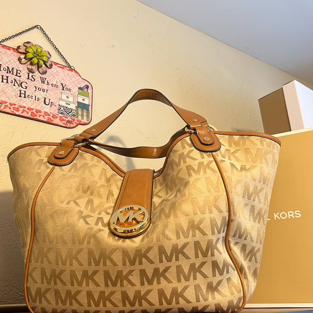 Michael Kors Purse.
PayPal payments not accepted.